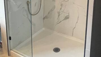 Hårføner, håndklær, såpe og toalettpapir