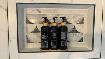 Hårføner, håndklær, såpe og toalettpapir