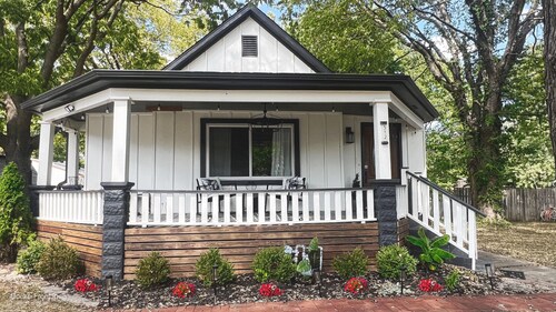 Stylish 2BR/2BA Home with Fenced Yard Close to Kansas City