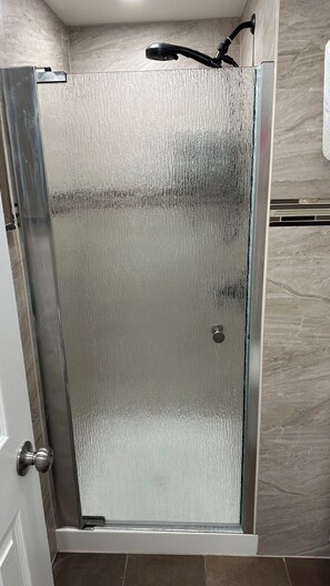 Asciugacapelli, asciugamani, sapone, carta igienica