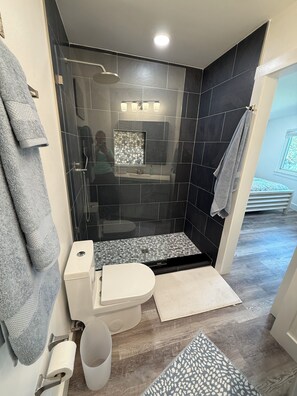 Douche, serviettes fournies, savon, papier toilette