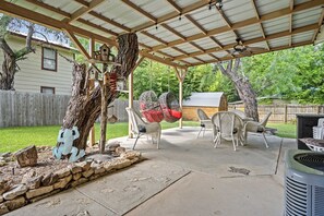 Outdoor dining - Lazy Spur in Bandera (Bandera)