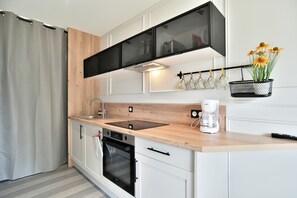 Fridge, oven, coffee/tea maker, toaster