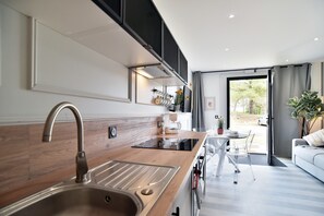 Fridge, oven, coffee/tea maker, toaster