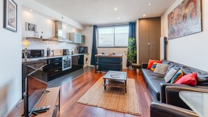 Un apartamento moderno con cocina, sala de estar y comedor.