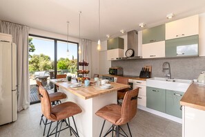 Refrigerador, microondas, horno y lavavajillas 