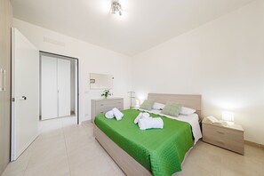 1 habitación, tabla de planchar con plancha y cuna de viaje 