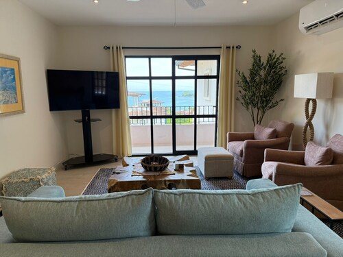 Oceanview Apt, 3BR/2BA in The Catalinas, 5 min walk to the beach, free parking