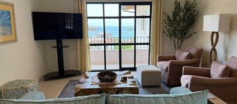 Oceanview Apt, 3BR/2BA in The Catalinas, 5 min walk to the beach, free parking