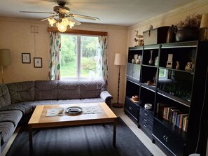 Een televisie en een open haard