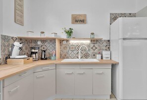 Réfrigérateur, micro-ondes, four, plaque de cuisson