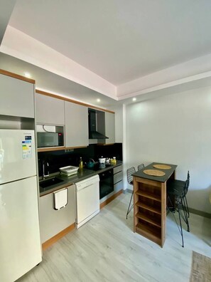 KĂŒhlschrank, Mikrowelle, Ofen, Herdplatte