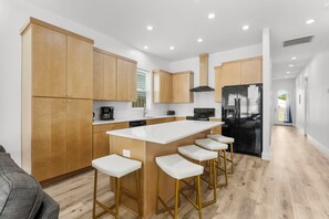 Kjøleskap, mikrobølgeovn, ovn og kokeplater