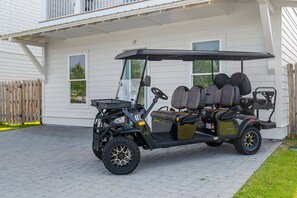 Une voiturette de golf est garée devant une maison portant le numéro 39.