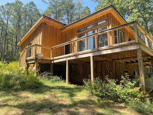 Modern, woodsy 2-bedroom cabin for pet-friendly, family-friendly, cozy getaways