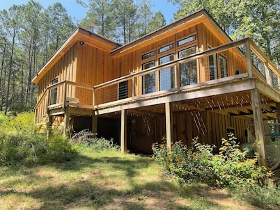 Modern, woodsy 2-bedroom cabin for pet-friendly, family-friendly, cozy getaways