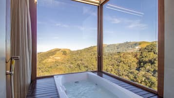 Basic Chalet | Bathroom | Separate bathtub and shower