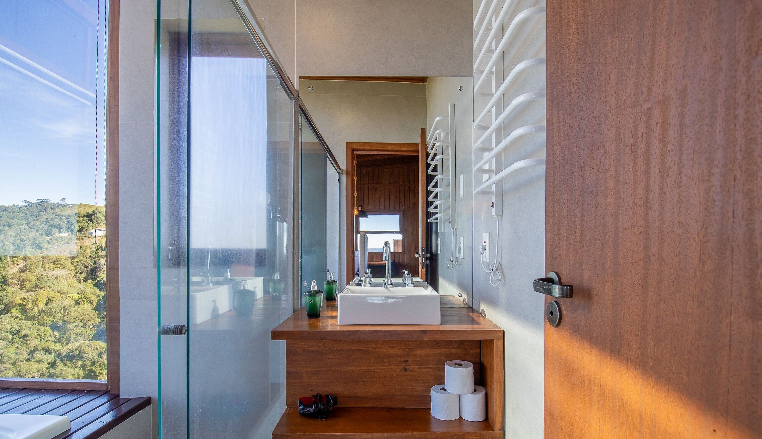 Basic Chalet | Bathroom | Separate bathtub and shower
