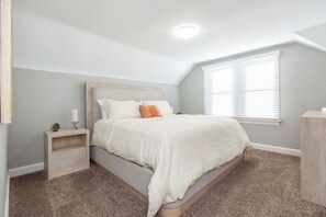 4 bedrooms, iron/ironing board, WiFi, bed sheets - Luxury 4 BR 2 BA home walking distance to Notre Dame (South Bend)