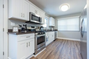 Private kitchen - Luxury 4 BR 2 BA home walking distance to Notre Dame (South Bend)