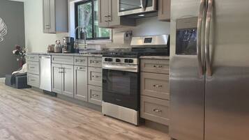 冰箱、微波炉、烤箱、炉灶