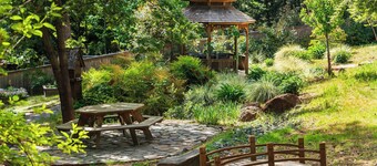 Brand New 1,000 sq' Guesthouse on Gorgeous Gated Estate!  Hot Tub Chef's Kitchen