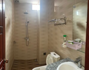 Shower, hair dryer, slippers, towels - HaNa Vang Vieng hotel (Vang Vieng)