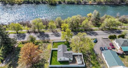 2 Bed 2 Bath Riveside Retreat