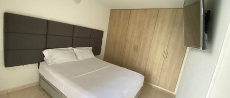 2 chambres, fer et planche à repasser, Wi-Fi, draps fournis