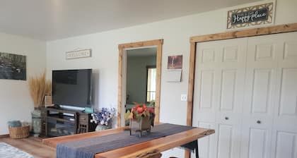 Charming 2-bdrm bungalow in lovely Bonners Ferry with WiFi, A/C, full kit & bath