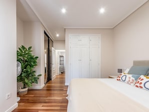3 bedrooms, iron/ironing board, travel cot, free WiFi