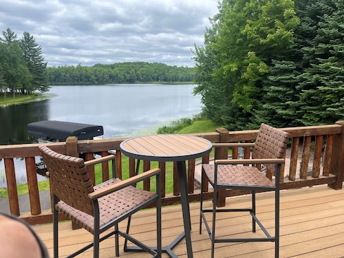 Beautiful, newly renovated log lakefront home, 3BD, 2 BA, high speed WiFi