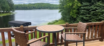 Beautiful, newly renovated log lakefront home, 3BD, 2 BA, high speed WiFi