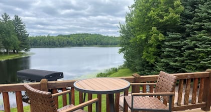 Beautiful, newly renovated log lakefront home, 3BD, 2 BA, high speed WiFi