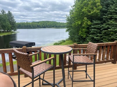 Beautiful, newly renovated log lakefront home, 3BD, 2 BA, high speed WiFi