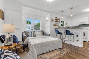 2 habitaciones, tabla de planchar con plancha y cuna de viaje