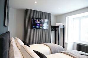 4 bedrooms, desk, iron/ironing board, WiFi - Cosy Home; New Refurbished Home with Double Parking for Family's and Contractors (Earley)