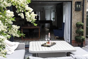 Outdoor dining - Cosy Home; New Refurbished Home with Double Parking for Family's and Contractors (Earley)