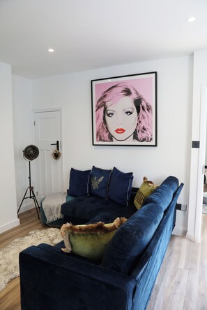 Smart TV, fireplace - Cosy Home; New Refurbished Home with Double Parking for Family's and Contractors (Earley)