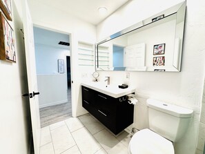 Dusche, Haartrockner, Handtücher, Seife