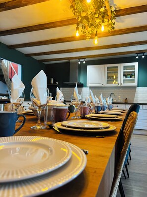 Dining - Gîte L'Udik 4*, option 2 Escape Game rooms (La Chapelle-Saint-Laurent)