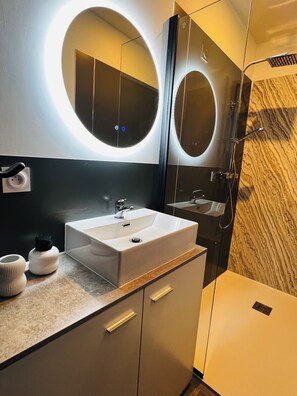 Douche, séchoir à cheveux, serviettes fournies, papier de toilette