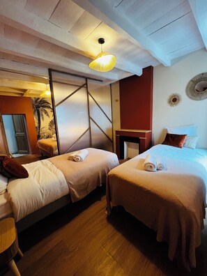5 bedrooms, WiFi, bed sheets