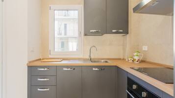 Frigorifero, forno, piano cottura, lavastoviglie