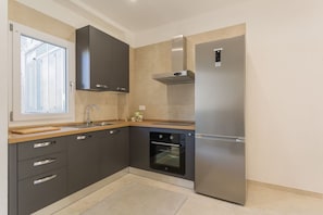 Fridge, oven, stovetop, dishwasher