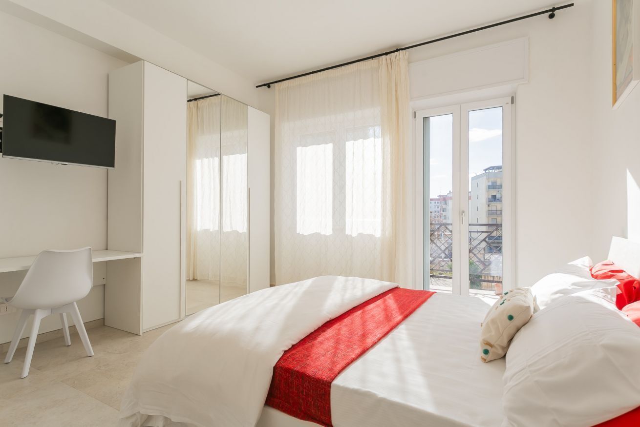 3 camere, una scrivania