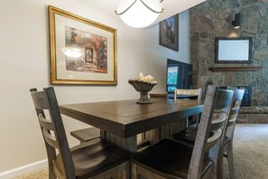 Dining - Holly Ridge 405 | Privacy + Near Gatlinburg (Gatlinburg)