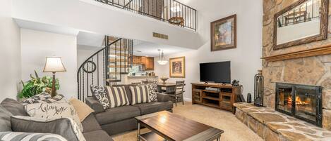 スマートテレビ、暖炉、DVD プレーヤー