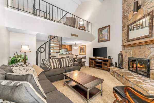 Smart-tv, eldstad och dvd-spelare