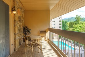 Outdoor dining - Holly Ridge 405 | Privacy + Near Gatlinburg (Gatlinburg)